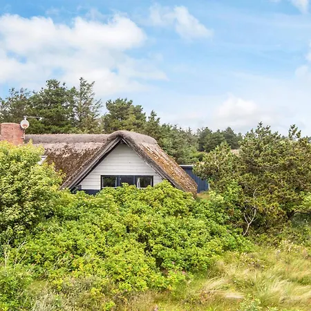 Spacious Retreat With View Feriehus